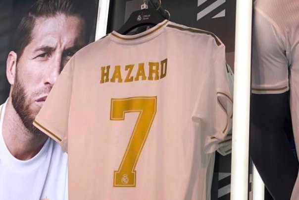 Nomor punggung 7 dengan nama Hazard, yang kian santer dikabarkan akan memakai nomor peninggalan Cristiano Ronaldo dan Raul Gonzalez tersebut. Foto: int 