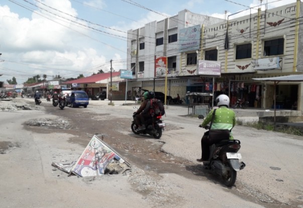 Jalan Suka Karya, Kecamatan Tampan, Kota Pekanbaru rusak parah (foto/riki)