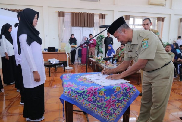 Asisten Administrasi Umum Sekretariat Daerah Kabupaten Siak H Jamaludin melantik 23 orang Pengurus Forum Genre Siak/lin