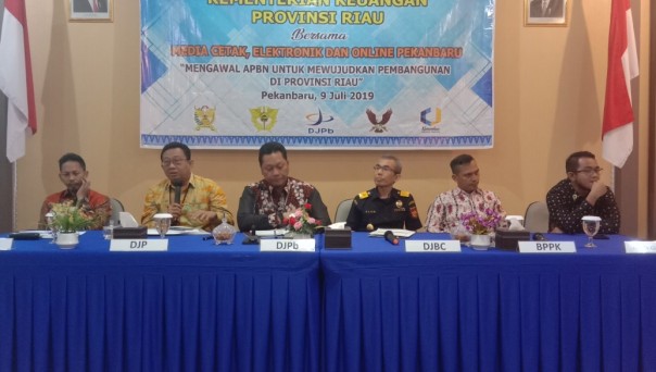 Kakanwil DJPb Kemenkeu Riau, Tri Budhianto sata memberikan keterangan tentang realisasi APBN ke Riau