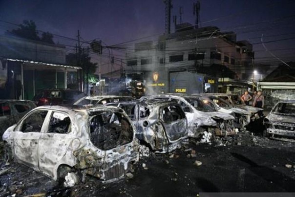 Sejumlah mobil warga Jakarta yang hangus terbakar saat rusuh 21-23 Mei lalu. Foto: int 