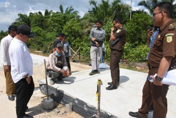 TP4D Kabupaten Bengkalis melakukan peninjauan ke 3 lokasi pekerjaan proyek peningkatan jalan di Kecamatan Siak Kecil/hari