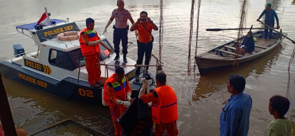 Pihak Kepolisian bersama Basarnas Pekanbaru tengah melakukan evakuasi jasad yang ditemukan hanyut di Sungai Siak.
