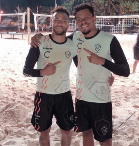 Neymar terpantau sedang bermain di pantai saat rekan-rekannya di PSG menjalani latihan rutin. Foto: int 