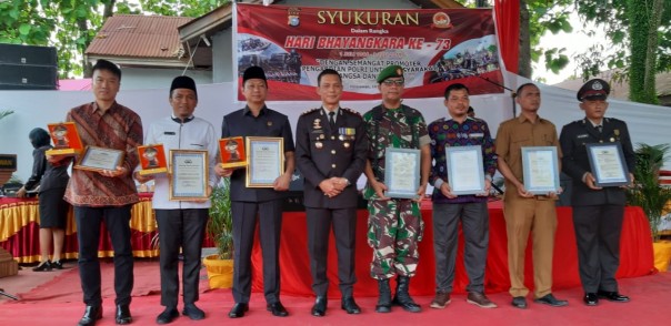 Polres Pelalawan memberikan penghargaan kepada PT Riau Andalan Pulo and Paper (RAPP)