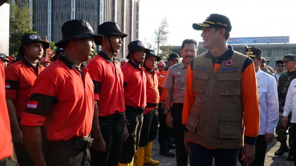 Kepala Badan Nasional Penanggulangan Bencana (BNPB) Letjen TNI Doni Monardo meninjau kesiapan fire fighter RAPP dalam Apel Siaga Karhutla./IST
