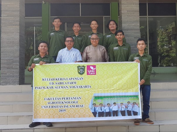 Dekan Faperta UIR Dr Ujang Paman Ismail bersama mahasiswa PKL