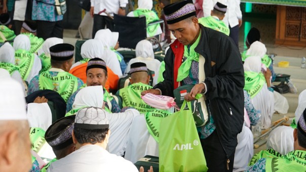Ratusan JCH) asal Kabupaten Pelalawan menerima paket bingkisan perlengakapan pribadi dari PT Riau Andalan Pulp and Paper (PT RAPP)