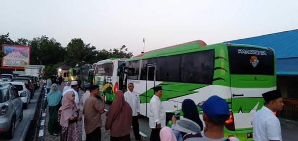 Ratusan masyarakat pulau Bengkalis antusias saat mengantar 203 Jamaah Calon Haji (JCH)/hari