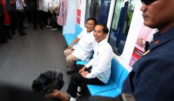 Pertemuan antara Jokowi dan Prabowo yang berlangsung di sarana transportasi MRT. Foto: int 