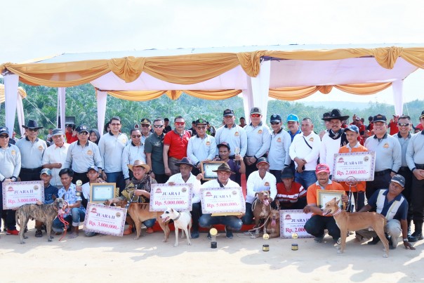 Kapolda Riau Irjen Pol Widodo Eko Prihastopo dan Forkompinda Riau berfoto bersama para pemenang lomba Balapan Anjing, Minggu (14/7/2019). Foto. Amri