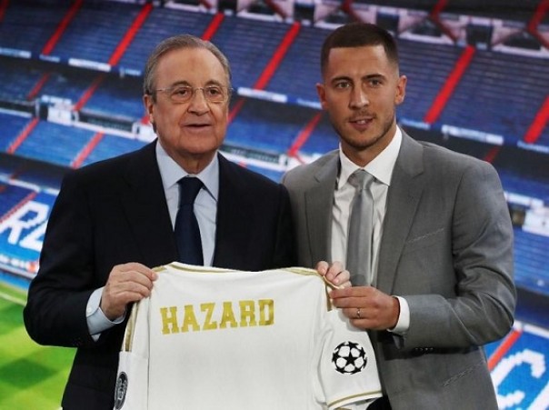 Presiden Madrid Florentino Perez dan Eden Hazard saat mengumumkan transfer pemain asal Belgia tersebut beberapa waktu lalu. Foto: int 