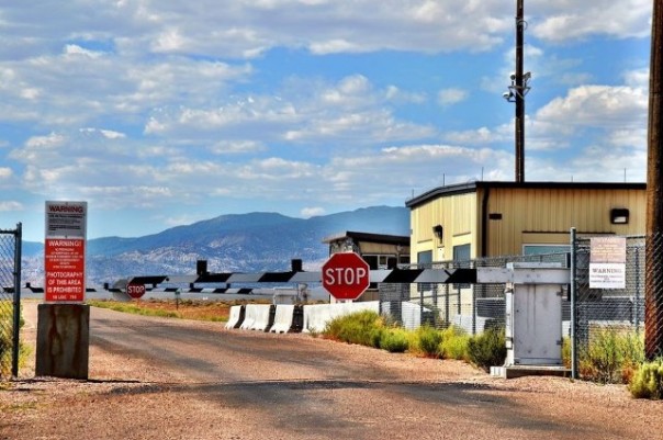 Gerbang masuk menuju Area 51 yang berada di gurun Nevada Selatan, Amerika Serikat. Foto: int 