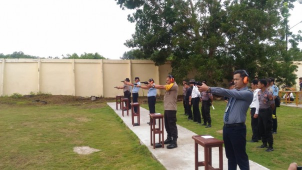 Latihan menembak sempena Peringatan HUT ke-73 Bhayangkara di Bengkalis/hari
