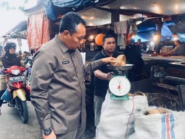 Kepala DPP Pekanbaru Ingot Ahmad Hutasuhut sedang mengecek timbangan pedagang (foto/int)
