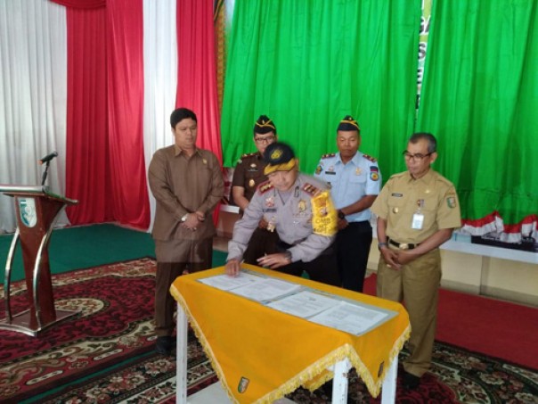 Bupati dan Ketua DPRD Kuansing menyaksikan penandatanganan MoU/zar