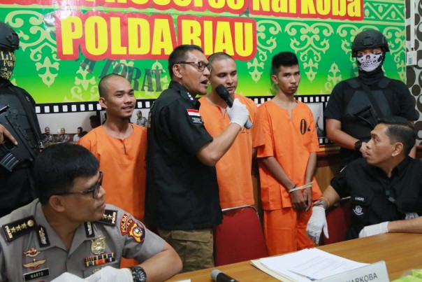 Dirresnarkoba Polda Riau Kombes Suhirman saat menjelaskan peran tersangka narkoba. (Foto. Amri)
