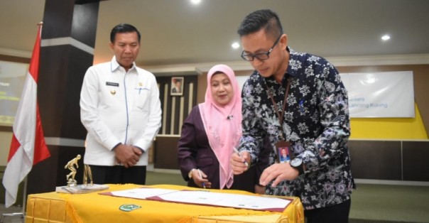GM Corporate Affairs Asset PT CPI Sukamto Tamrin menandatangani MoU
