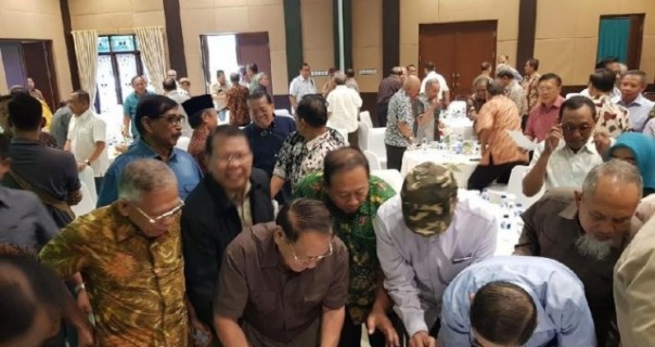 Para purnawirawan TNI AD bersama-sama menekan surat permohonan yang isinya meminta penahanan terhadap Kivlan Zein ditangguhkan. Foto: int 