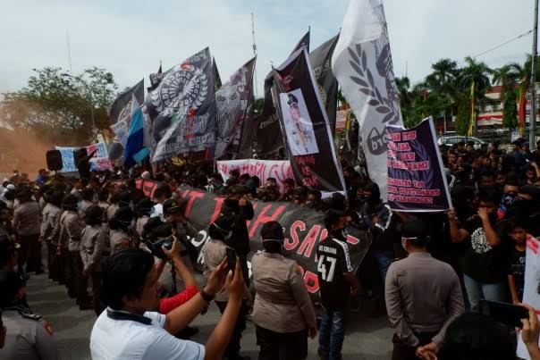 Suporter PSPS Riau saat melakukan aksi di depan kantor Gubernur Riau