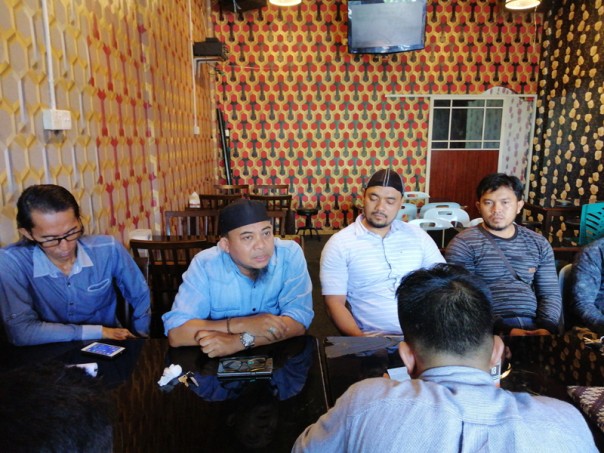 Hendrizal alias Bocang (dua dari kiri)  bersama sejumlah pengurus Pengcabor menyatakan siap maju menjadi Ketua KONi Meranti saat jumpa pers/mad