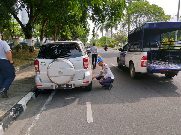 Dishub Pekanbaru kempeskan ban mobil di samping RSUD Arifin Ahmad dan dekat Kedai Kimteng (foto/riki)