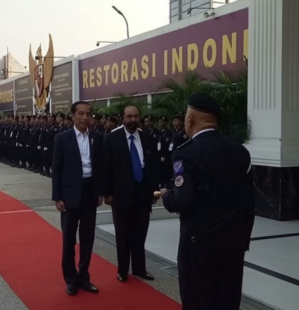 Jokowi didampingi Surya Paloh saat menghadiri pembukaan Sekolah Legislatif Partai NasDem 2019 angkatan pertama. Foto: int 