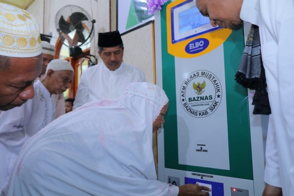 Bupati Siak Alfedri saat melaksanakan peluncuran ATM Beras di Masjid Al Munawwarah/lin