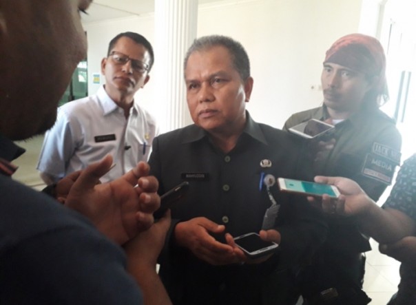Kepala Dinas Pemberdayaan dan Perlindungan Anak Kota Pekanbaru Mahyuddin mendengarkan aspirasi wartawan yang keberatan namanya dicatut di FW KLA Pekanbaru (foto/riki)