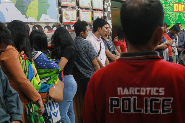 Sebanyak 30 orang terjaring razia oleh Ditresnarkoba Polda Riau di beberapa tempat hiburan malam di Pekanbaru.