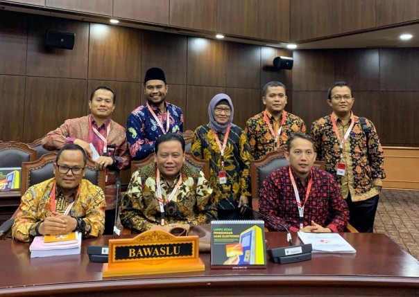 Komisioner Bawaslu Riau dan beberapa kabupaten saat menghadiri sidang MK