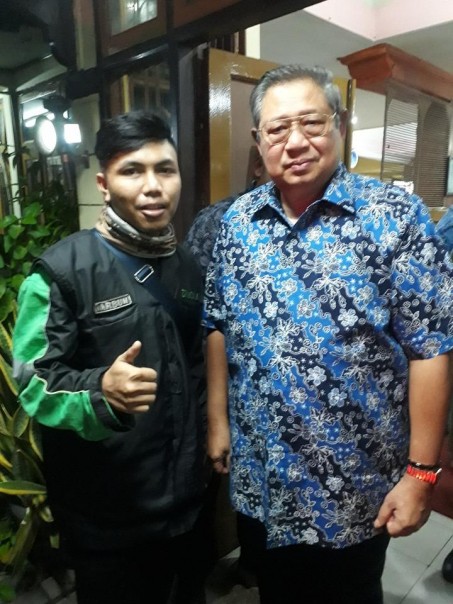 Driver ojek online ini berfoto dengan Susilo Bambang Yudhoyono (foto/int)