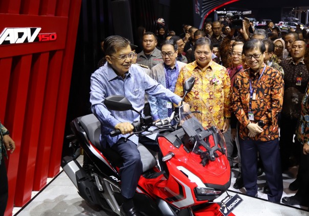 Wakil Presiden, Jufus Kalla saat mencoba Honda ADV150