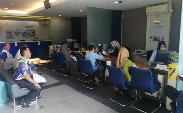 Antrean nasabah  di Kantor Bank Bandiri Jalan Sudirman Pekanbaru/int
