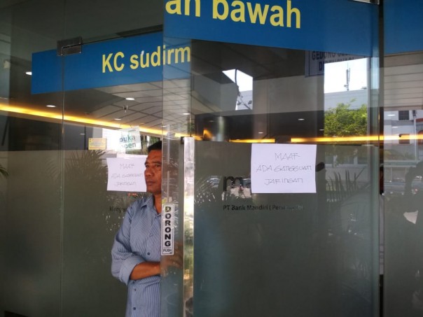 Nasabah 'geruruk' Kantor Cabang Mandiri Sudirman Pekanbaru menanyakan nasib saldo rekening yang hilang (foto/amri)