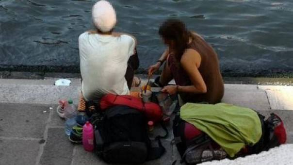 Sepasang turis asal Berlin, Jerman didenda Rp14,8 juta dan 'diusir' dari Venesia (foto/int)