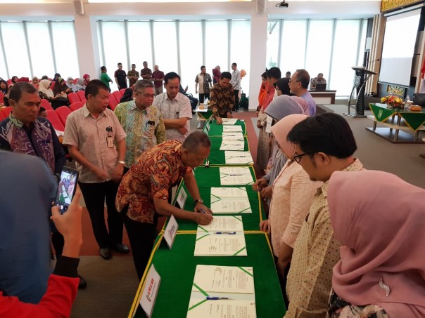  Rektor Universitas Islam Riau Prof Dr H Syafrinaldi SH MCL menanda-tangani kerjasama dengan 10 Pimpinan rumah sakit