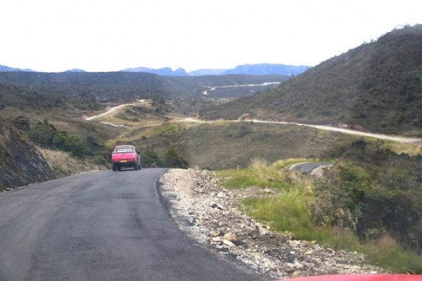 Salah satu jalan Trans Papua yang terus dibangun pemerintah. Foto: int 