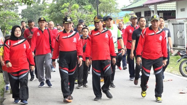 Bupati Kabupaten Inhil, HM Wardan mengikuti jalan santai yang diselenggarakan oleh Kejaksaan Negeri Kabupaten Inhil/ADV