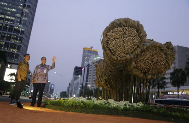 Gubernur DKI Jakarta, Anies Baswedan saat melihat Getah Getih yang dibuat oleh seniman Joko Afianto (Sumber: IG Anies Baswedan)