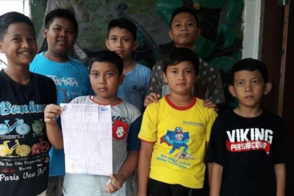 7 bocah warga Bogor, yang mampu membeli seekor sapi kurban hasil dari menabung uang jajan selama 10 bulan. Foto: int 