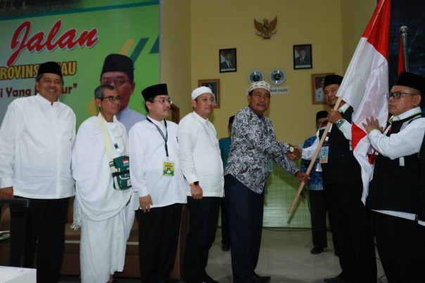 Bupati Siak Alfedri melepas secara resmi keberangkatan JCH Riau dari Kabupaten Siak/lin