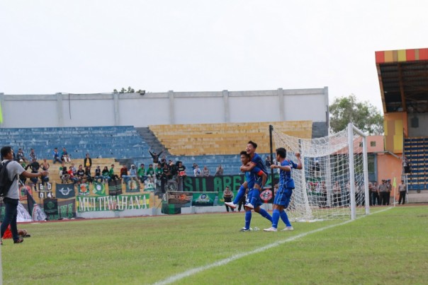 Pemain PSPS Riau merayakan gol keduanya dan memastilan menang 2-1 atas Sriwijaya FC, Selasa, 23 Juli 2019 sore.