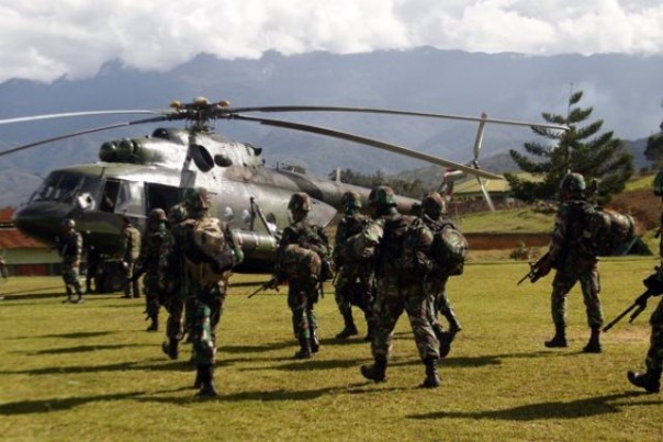 Prajurit TNI bersiap menaiki helikopter menuju Nduga di Wamena, Papua, Rabu (5/12). Foto; int 