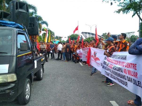 Ratusan masa Aliansi Keluarga Besar Pemuda Pancasila datangi Polda Riau.