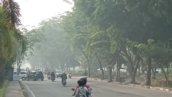 Kota Pekanbaru diselimuti kabut asap akibat dari kebakaran hutan dan lahan (karhutla)