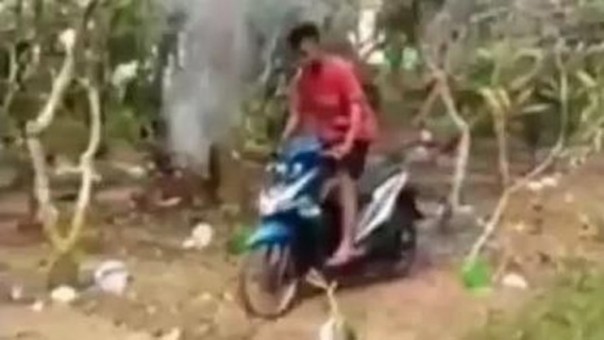 Satu dari dua pemuda yang terekam bermain 'motorcroxx' dalam areal tempat pemakaman umum (TPU). Aksi ini langsung dikecam para netizen. Foto; int 