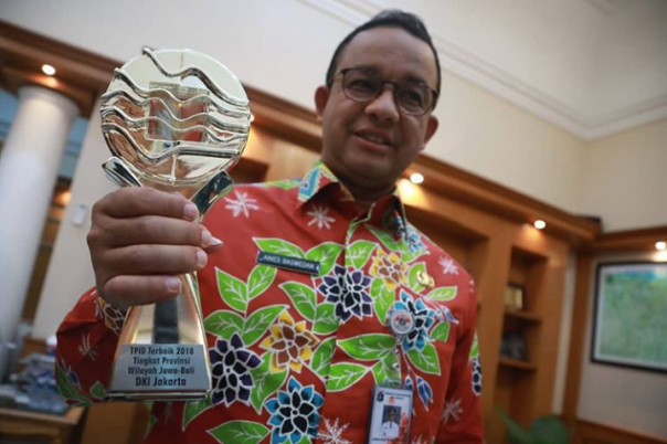 Gubernur DKI Jakarta, Anies Baswedan saat menerima penghargaan TPID Terbaik untuk tingkat Provinsi se Jawa Bali