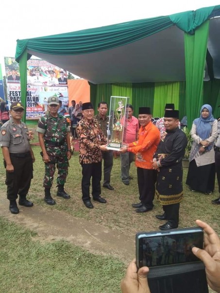 Wabup Halim menyerahkan piala bergilir kepada pantia  pacu jalur rayon III Lubuk Terentang/zar