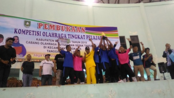 Tim Futsal Kecamatan Bantan meluapkan kegembiraannya saat keluar sebagai juara/hari